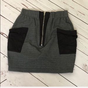 MONDAY Work skirt with pockets. Grey on black.